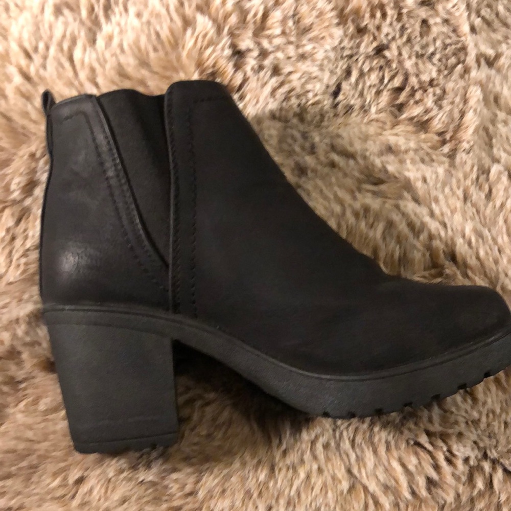 Women Lug sole Chelsea Booties